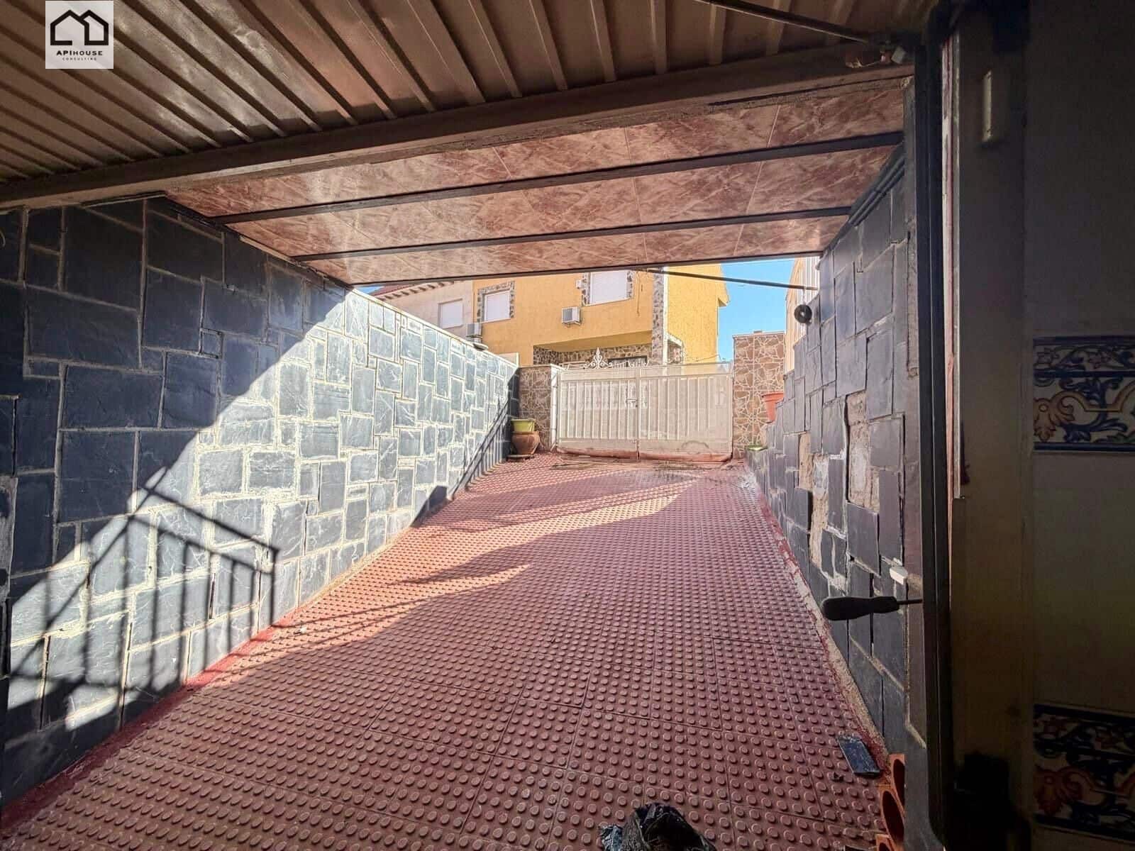 4 bedroom Villa for sale in Numancia de la Sagra with garage - € 274,999 (Ref: 9829378)