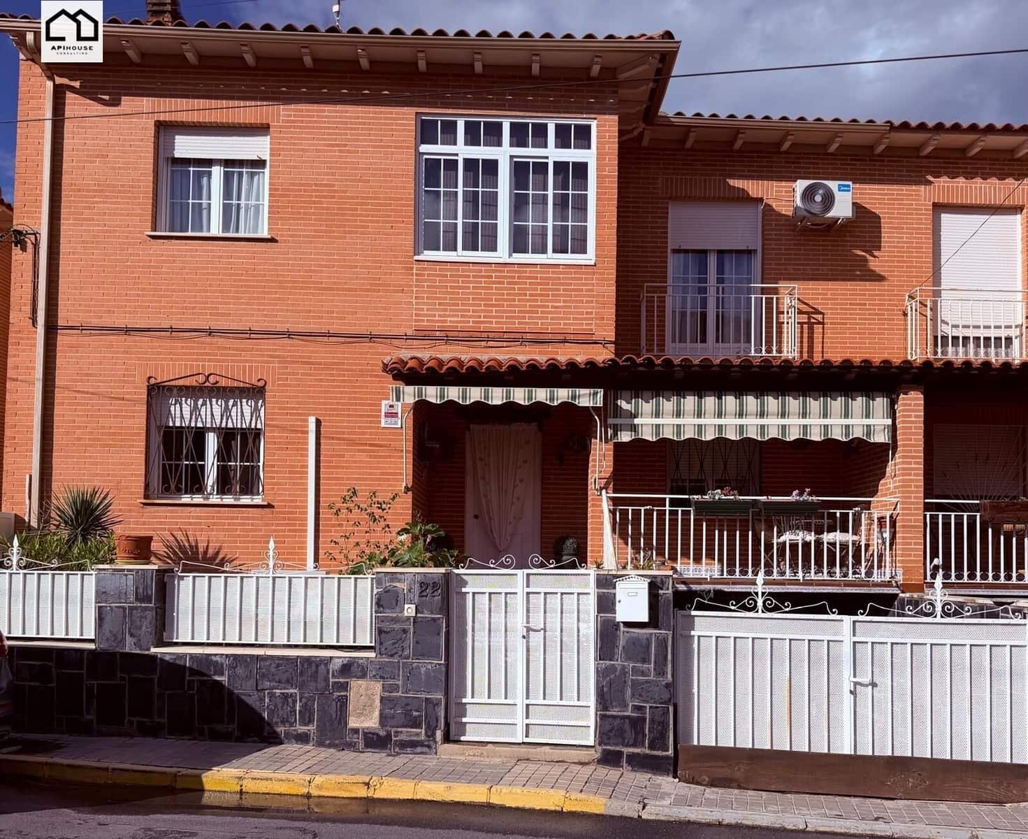 4 bedroom Villa for sale in Numancia de la Sagra with garage - € 274,999 (Ref: 9829378)