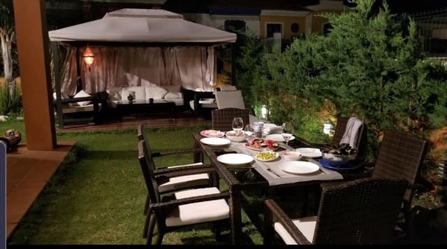 4 soveværelse Rækkehus til salg i Guadalmina Alta, Marbella med swimmingpool - € 950.000 (Ref: 8584335)