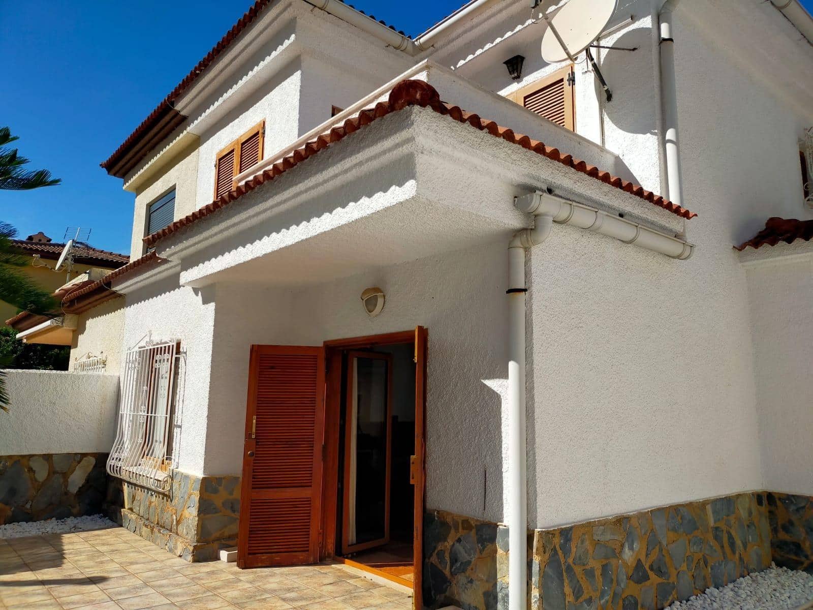3 bedroom Semi-detached Villa for rent in Gandia with pool garage - € 1,950 (Ref: 10180667)