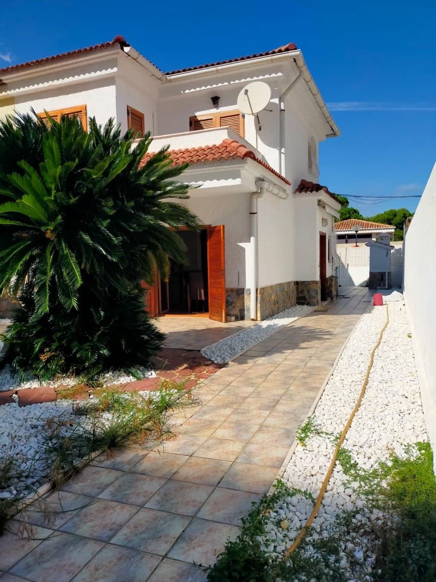 3 bedroom Semi-detached Villa for rent in Gandia with pool garage - € 1,950 (Ref: 10180667)