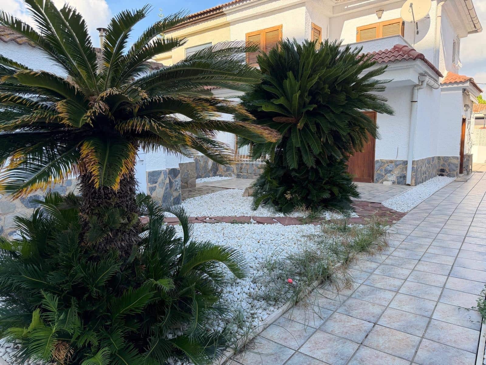 3 bedroom Semi-detached Villa for rent in Gandia with pool garage - € 1,950 (Ref: 10180667)