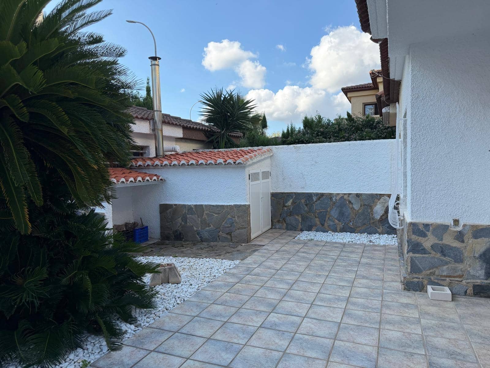 3 bedroom Semi-detached Villa for rent in Gandia with pool garage - € 1,950 (Ref: 10180667)