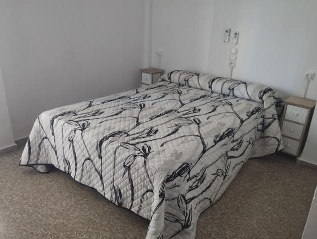 4 bedroom Apartment for rent in Gandia - € 900 (Ref: 9843908)