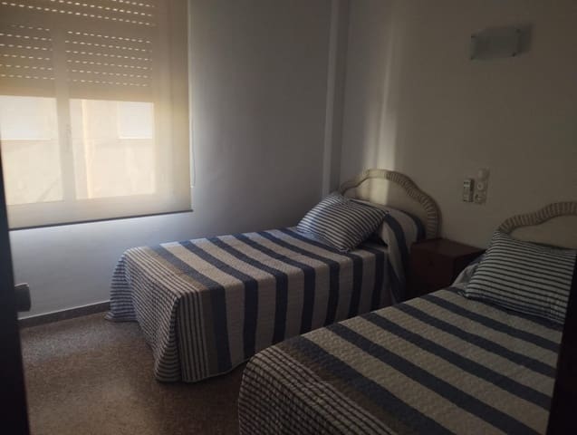 4 bedroom Apartment for rent in Gandia - € 900 (Ref: 9843908)
