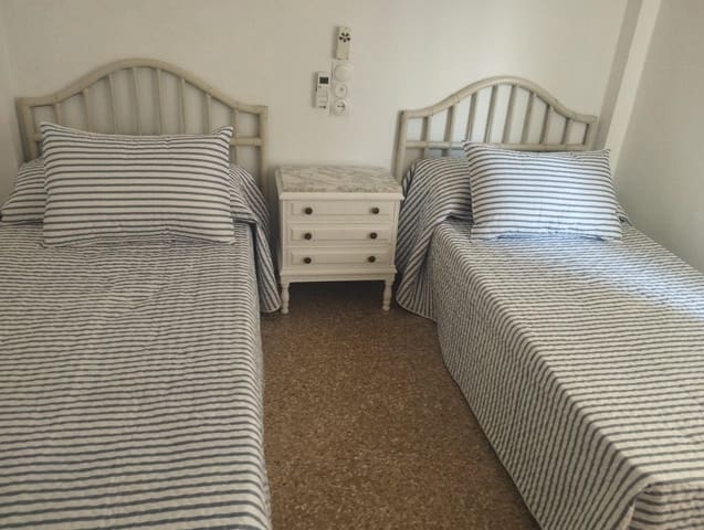 4 bedroom Apartment for rent in Gandia - € 900 (Ref: 9843908)