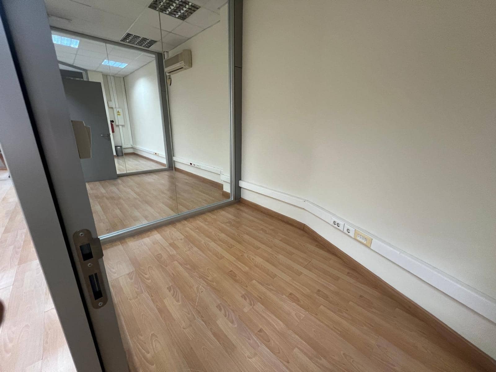 Commercial for sale in Gandia - € 81,000 (Ref: 9843961)