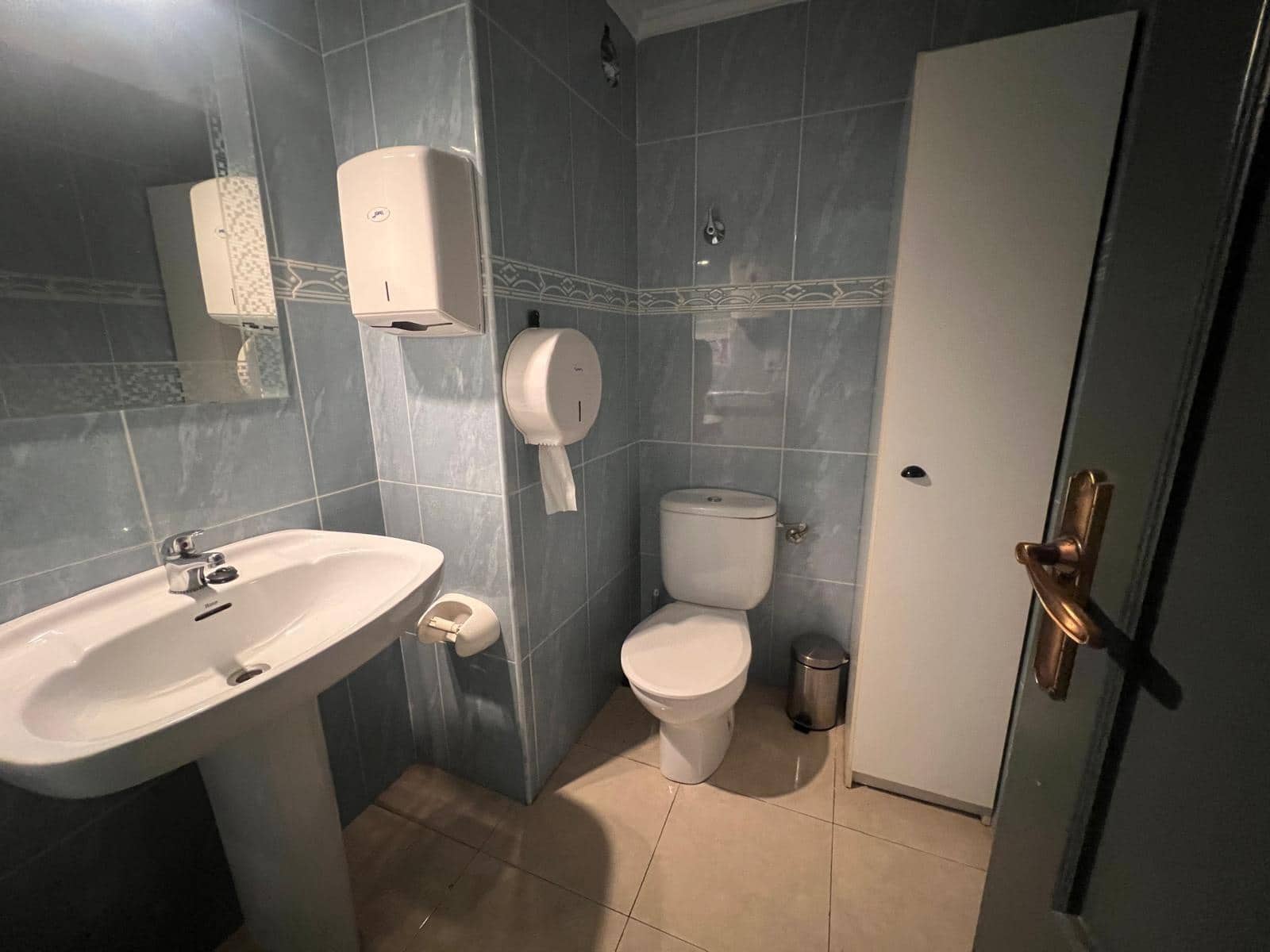 Commercial for sale in Gandia - € 81,000 (Ref: 9843961)