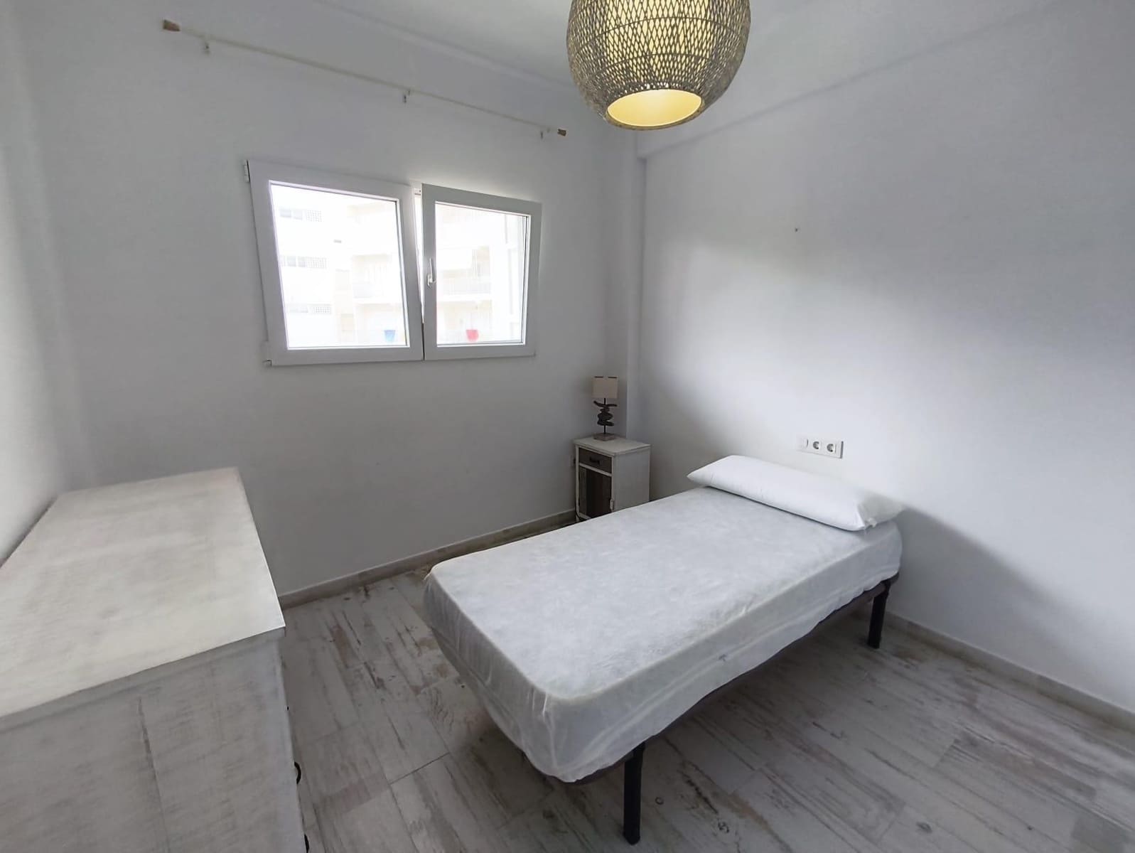 Appartement de 2 chambres à louer à Gandia - 900 € (Ref: 9978895)