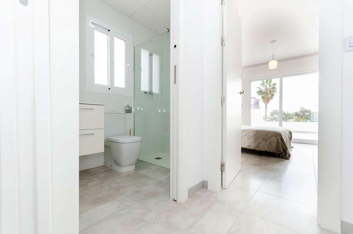 3 soveværelse Villa til salg i Torrevieja med swimmingpool garage - € 409.000 (Ref: 9078885)