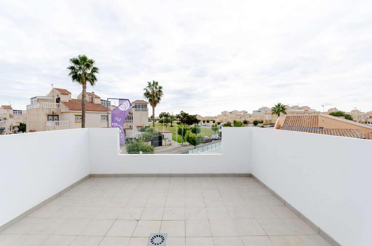 3 soveværelse Villa til salg i Torrevieja med swimmingpool garage - € 409.000 (Ref: 9078885)