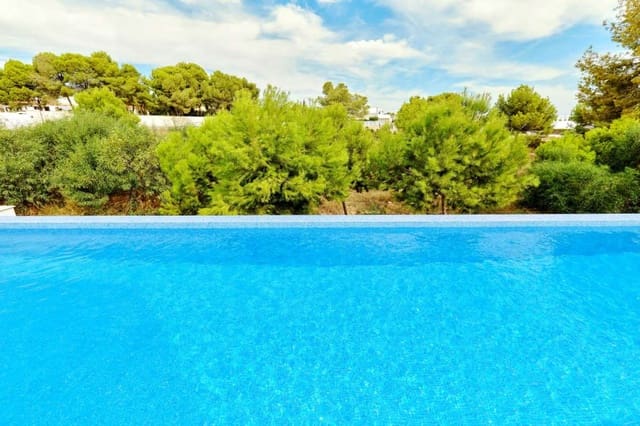 3 soverom Villa til salgs i Villamartin, Orihuela med svømmebasseng garasje - € 760 000 (Ref: 9085548)