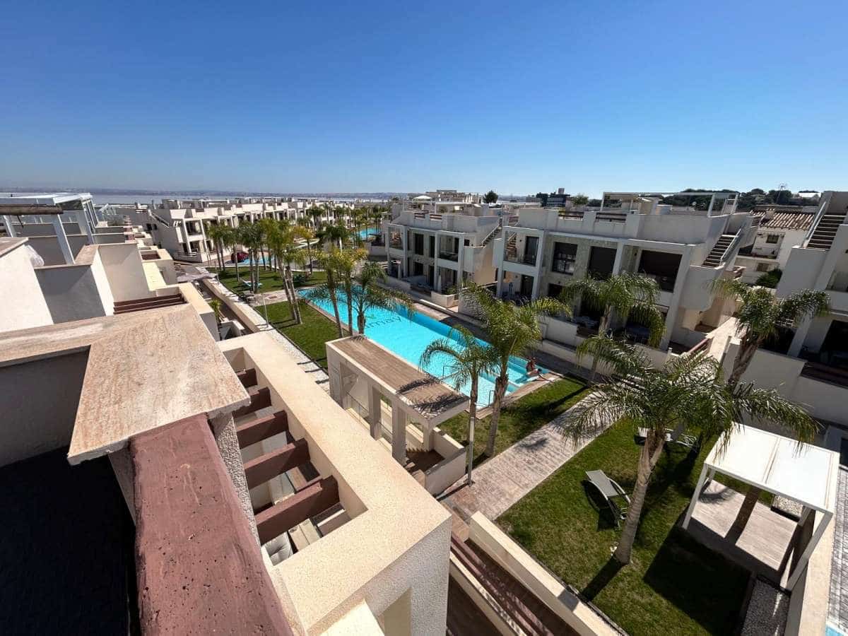2 bedroom Apartment for sale in Torrevieja with garage - € 299,000 (Ref: 9338748)