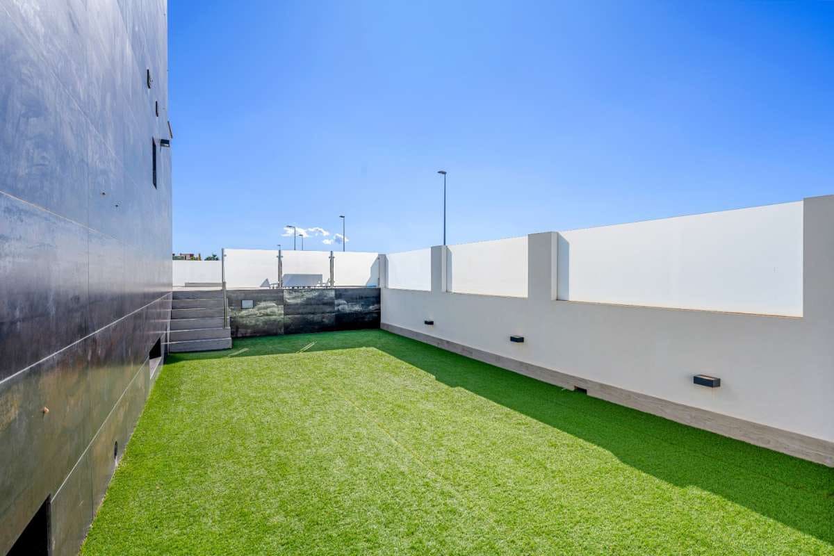 4 sypialnia Willa na sprzedaż w Los Alcazares z basenem garażem - 649 000 € (Ref: 9401198)