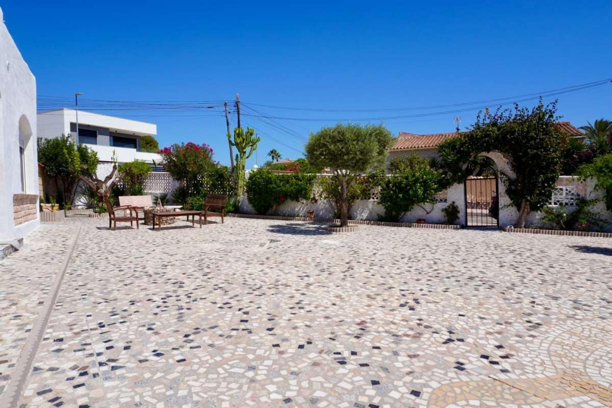 5 bedroom Villa for sale in Ciudad Quesada with garage - € 458,000 (Ref: 9401206)