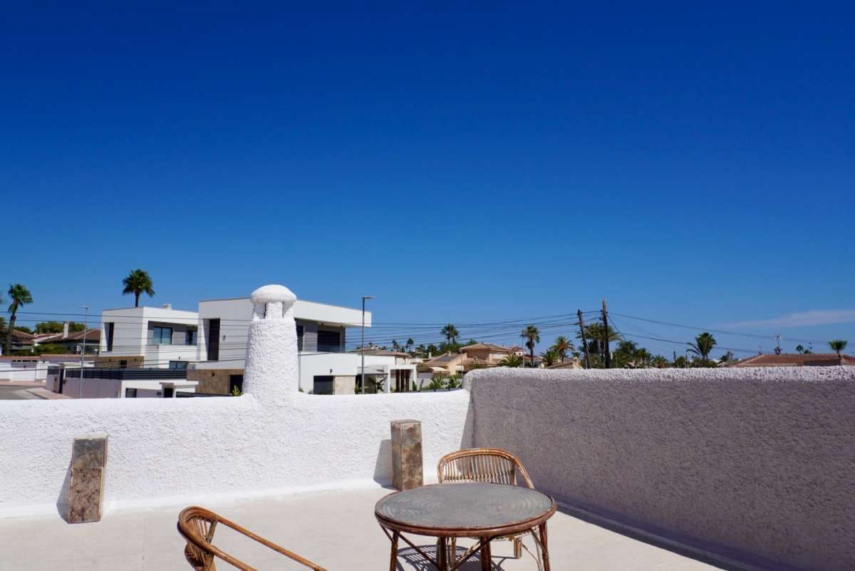 5 bedroom Villa for sale in Ciudad Quesada with garage - € 458,000 (Ref: 9401206)