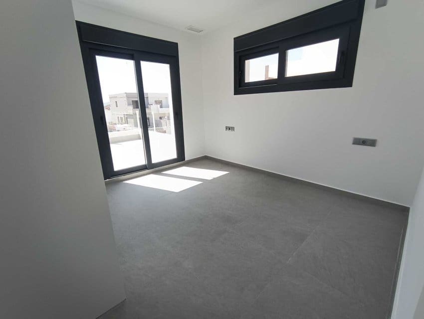 3 makuuhuone Huvila myytävänä paikassa Daya Nueva mukana uima-altaan - 307 000 € (Ref: 9597114)