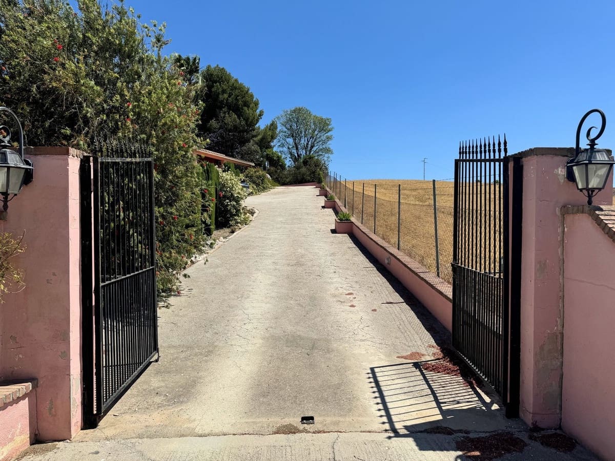 3 sypialnia Finka/Dom wiejski na sprzedaż w Coin z basenem garażem - 440 000 € (Ref: 8338792)