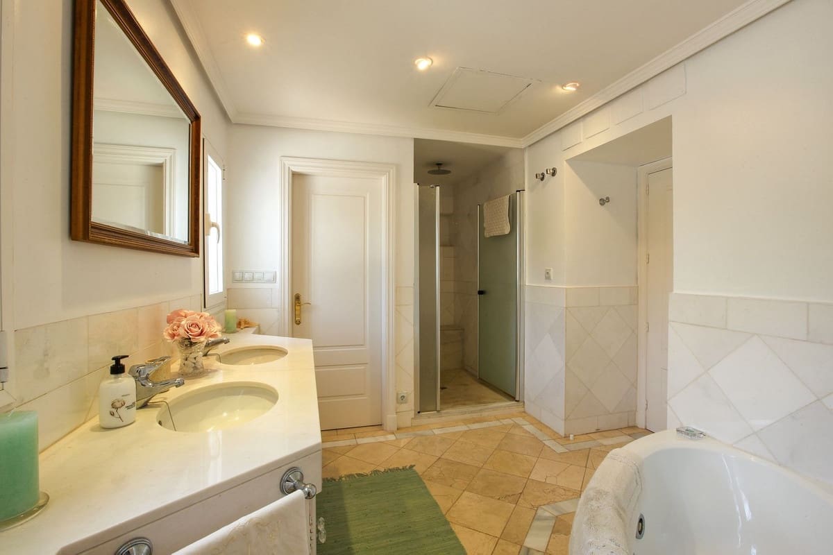 7 bedroom Villa for sale in Sotogrande with pool garage - € 1,700,000 (Ref: 8607973)