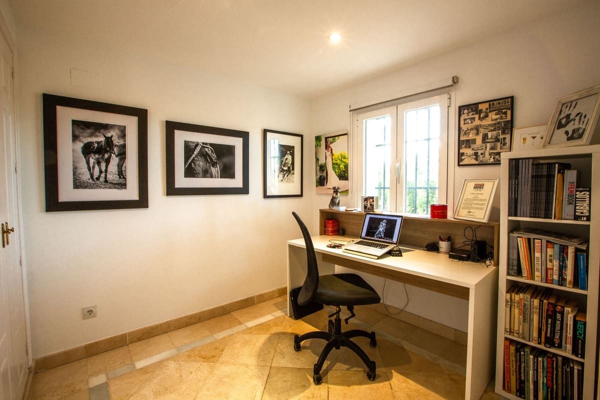 7 bedroom Villa for sale in Sotogrande with pool garage - € 1,700,000 (Ref: 8607973)