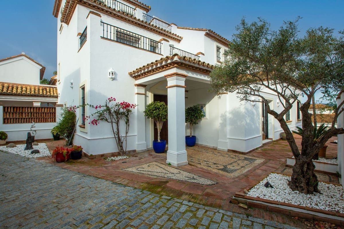 7 bedroom Villa for sale in Sotogrande with pool garage - € 1,700,000 (Ref: 8607973)