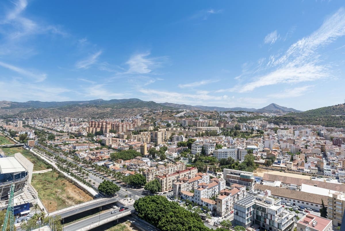 2 soverom Leilighet til salgs i Malaga by med svømmebasseng garasje - € 439 000 (Ref: 9132036)