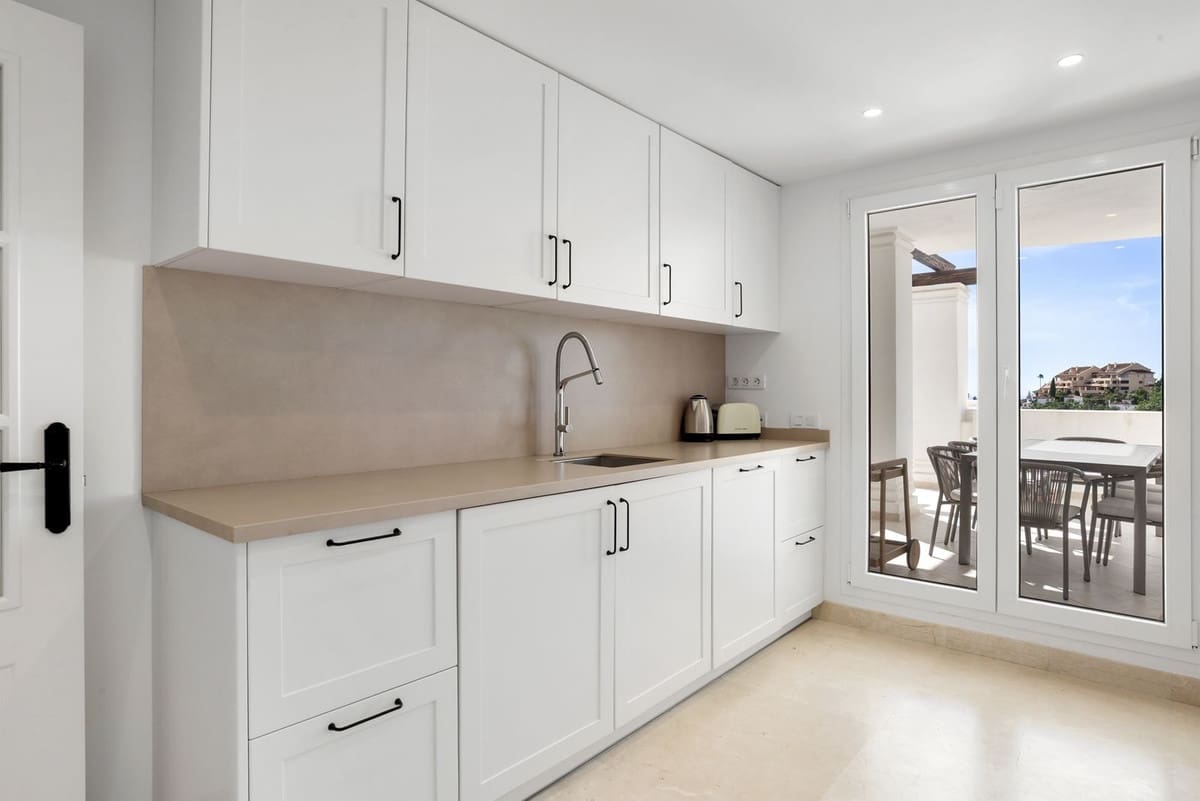 3 sypialnia Apartament na sprzedaż w Aloha Golf z basenem garażem - 875 000 € (Ref: 9325249)