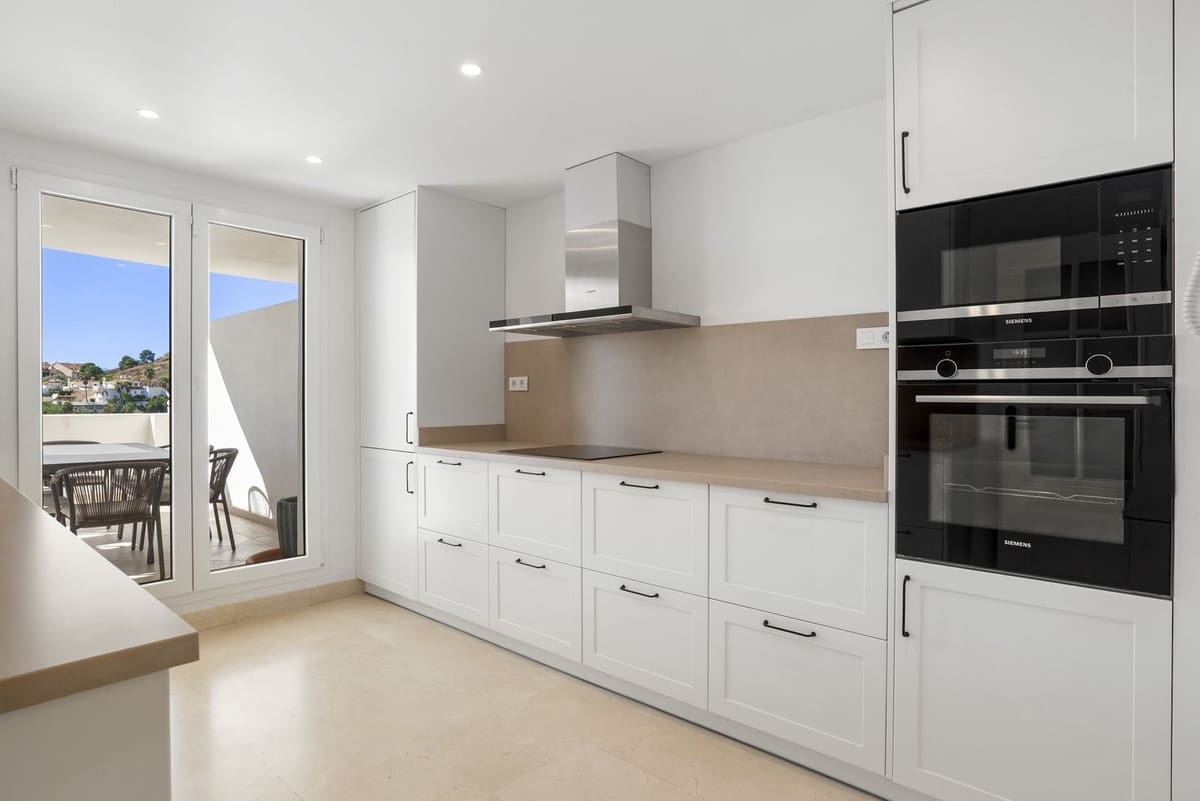 3 sypialnia Apartament na sprzedaż w Aloha Golf z basenem garażem - 875 000 € (Ref: 9325249)