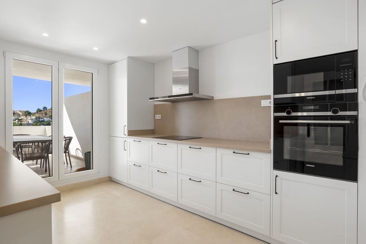 3 sypialnia Apartament na sprzedaż w Aloha Golf z basenem garażem - 849 000 € (Ref: 9325249)