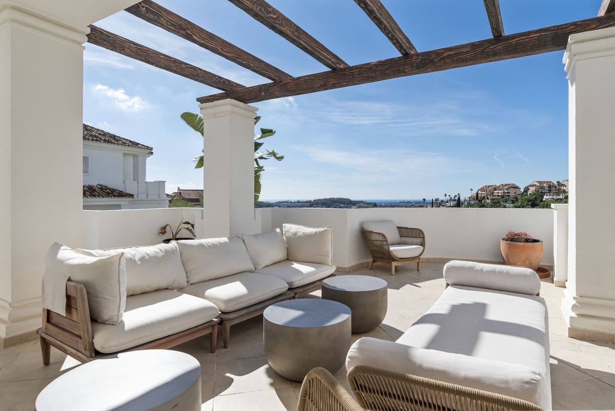 3 sypialnia Apartament na sprzedaż w Aloha Golf z basenem garażem - 849 000 € (Ref: 9325249)