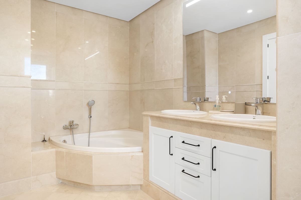 3 sypialnia Apartament na sprzedaż w Aloha Golf z basenem garażem - 849 000 € (Ref: 9325249)