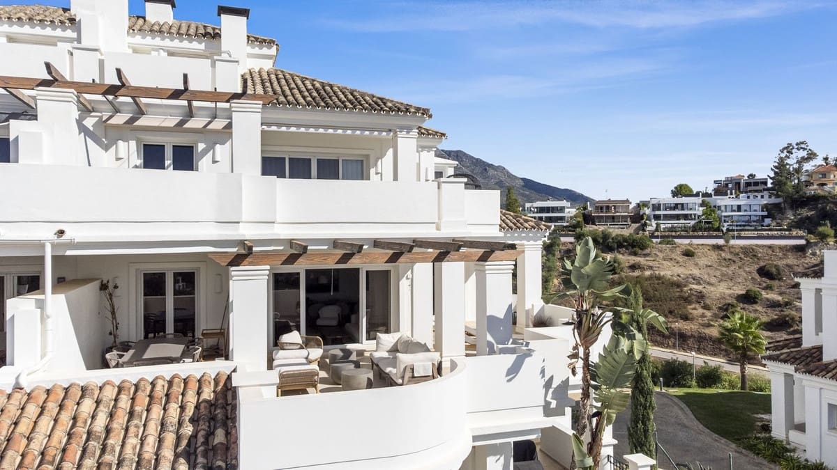 3 sypialnia Apartament na sprzedaż w Aloha Golf z basenem garażem - 849 000 € (Ref: 9325249)