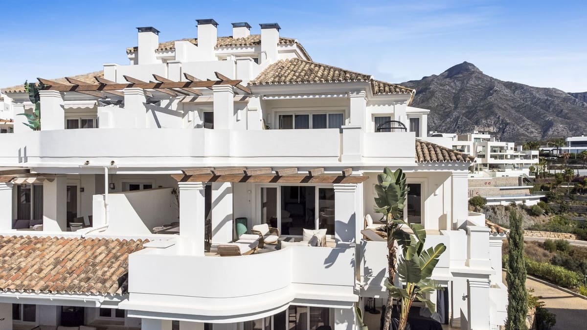 3 sypialnia Apartament na sprzedaż w Aloha Golf z basenem garażem - 849 000 € (Ref: 9325249)