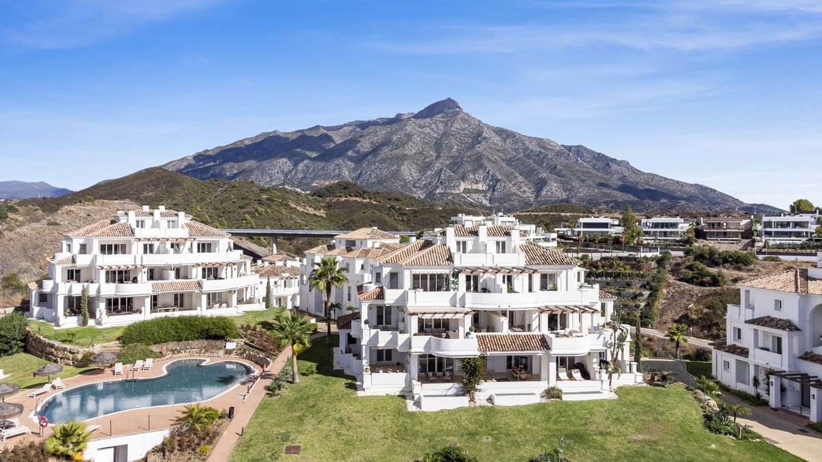 3 sypialnia Apartament na sprzedaż w Aloha Golf z basenem garażem - 849 000 € (Ref: 9325249)