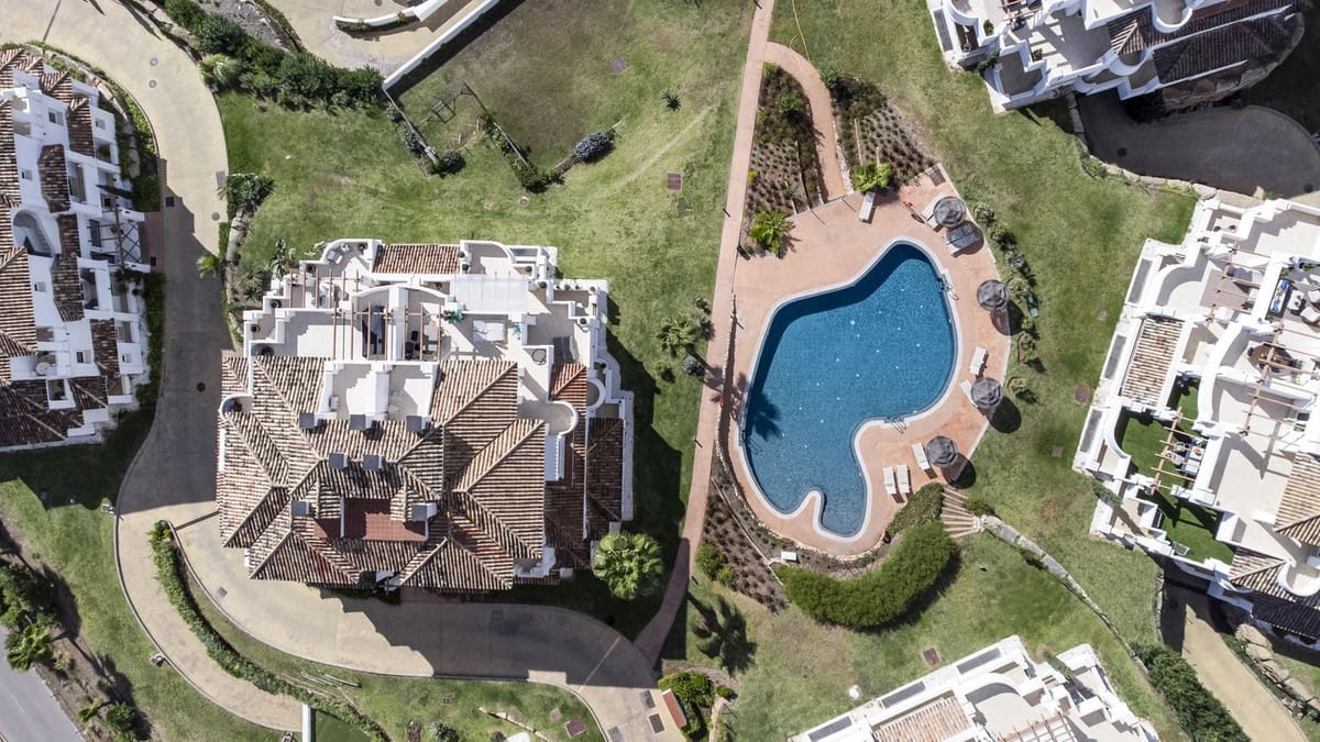 3 sypialnia Apartament na sprzedaż w Aloha Golf z basenem garażem - 849 000 € (Ref: 9325249)