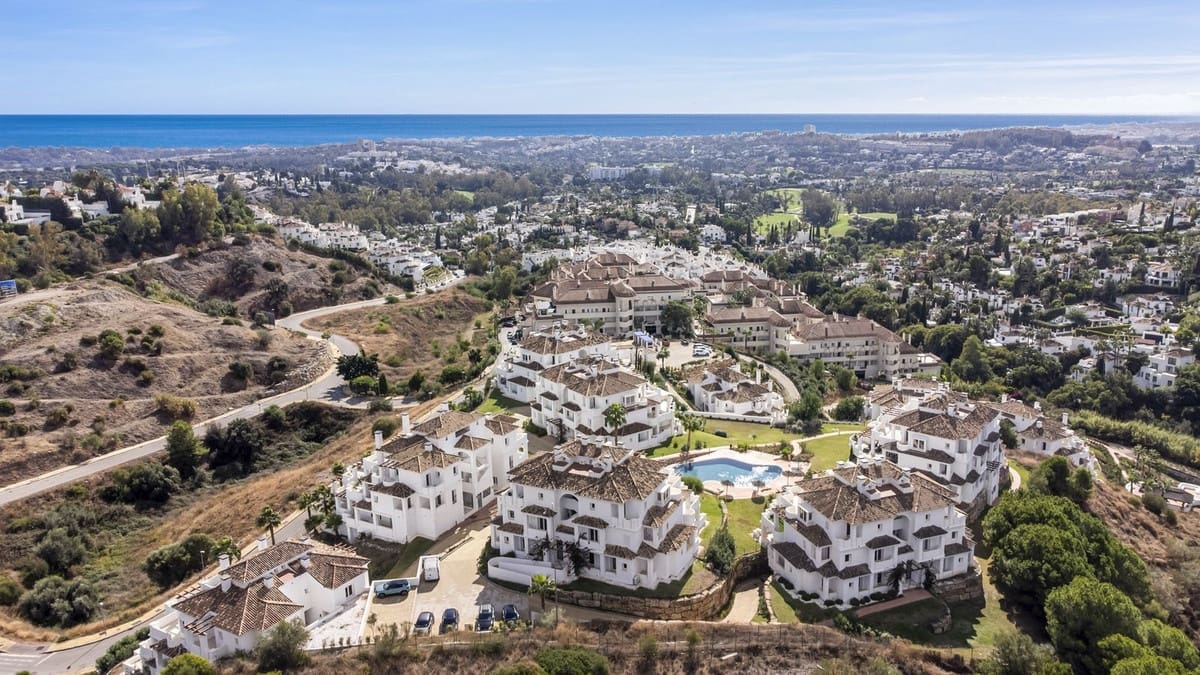 3 sypialnia Apartament na sprzedaż w Aloha Golf z basenem garażem - 849 000 € (Ref: 9325249)