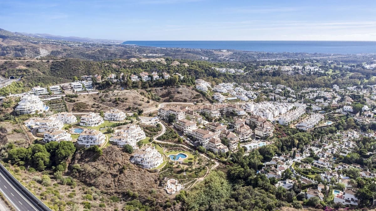 3 sypialnia Apartament na sprzedaż w Aloha Golf z basenem garażem - 849 000 € (Ref: 9325249)