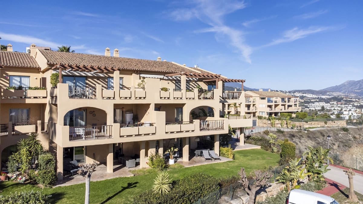 Apartamento de 2 habitaciones en Benahavís en venta con piscina garaje - 499.900 € (Ref: 9503034)