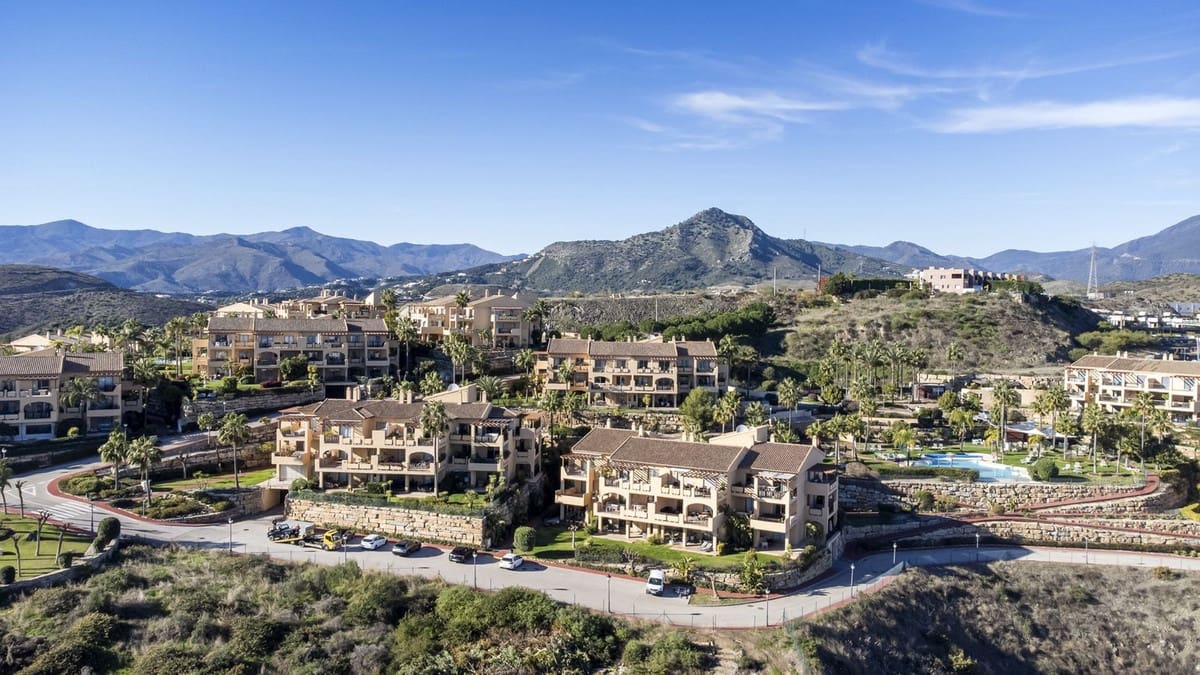 Apartamento de 2 habitaciones en Benahavís en venta con piscina garaje - 499.900 € (Ref: 9503034)