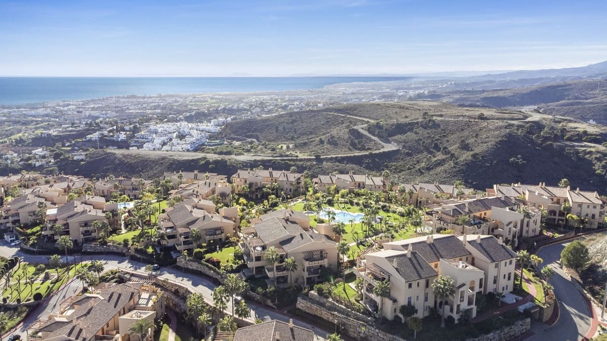 Apartamento de 2 habitaciones en Benahavís en venta con piscina garaje - 499.900 € (Ref: 9503034)