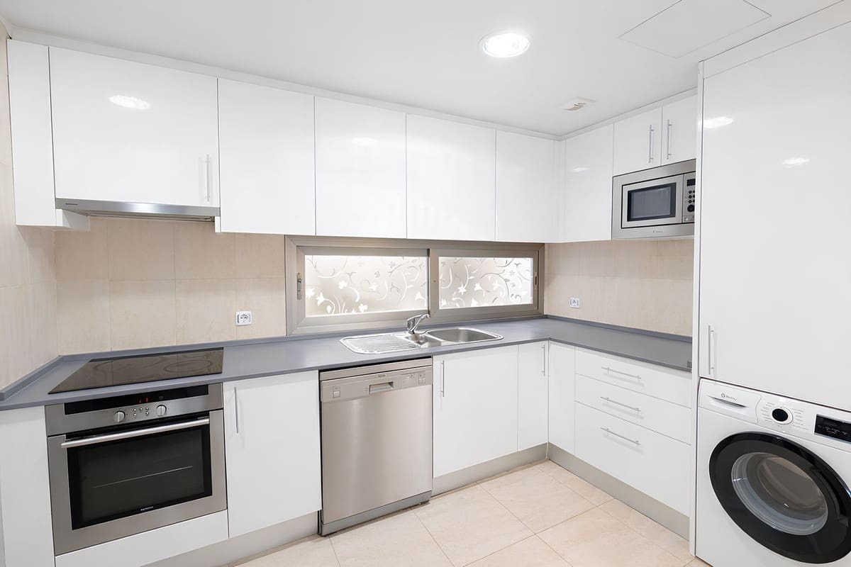 3 sypialnia Apartament na sprzedaż w La Cala de Mijas z basenem garażem - 409 000 € (Ref: 9598092)