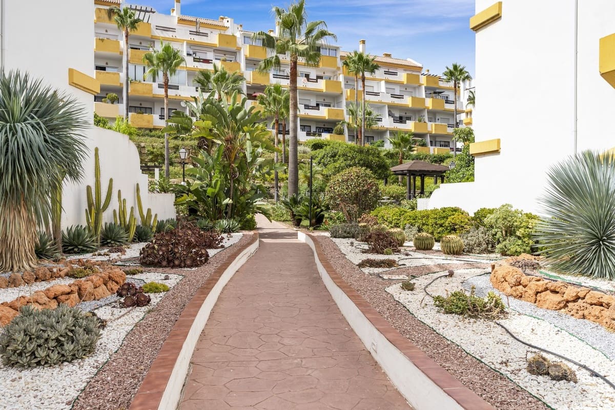 2 soveværelse Lejlighed til salg i La Cala de Mijas med swimmingpool garage - € 299.000 (Ref: 9674734)