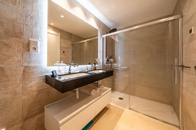 3 slaapkamer Appartement te koop in Carvajal, Fuengirola met zwembad garage - € 1.350.000 (Ref: 9829756)