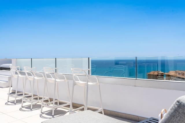 Apartamento de 3 habitaciones en Carvajal, Fuengirola en venta con piscina garaje - 1.275.000 € (Ref: 9829756)