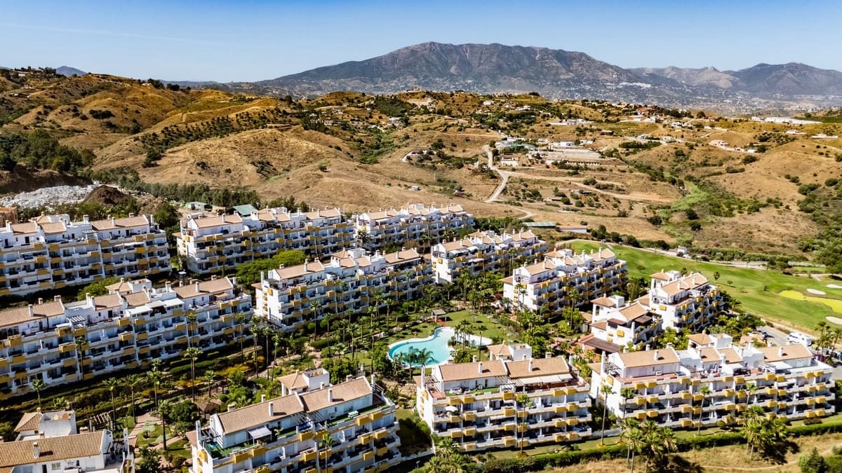 2 soveværelse Lejlighed til salg i La Cala de Mijas med swimmingpool garage - € 315.000 (Ref: 9889130)