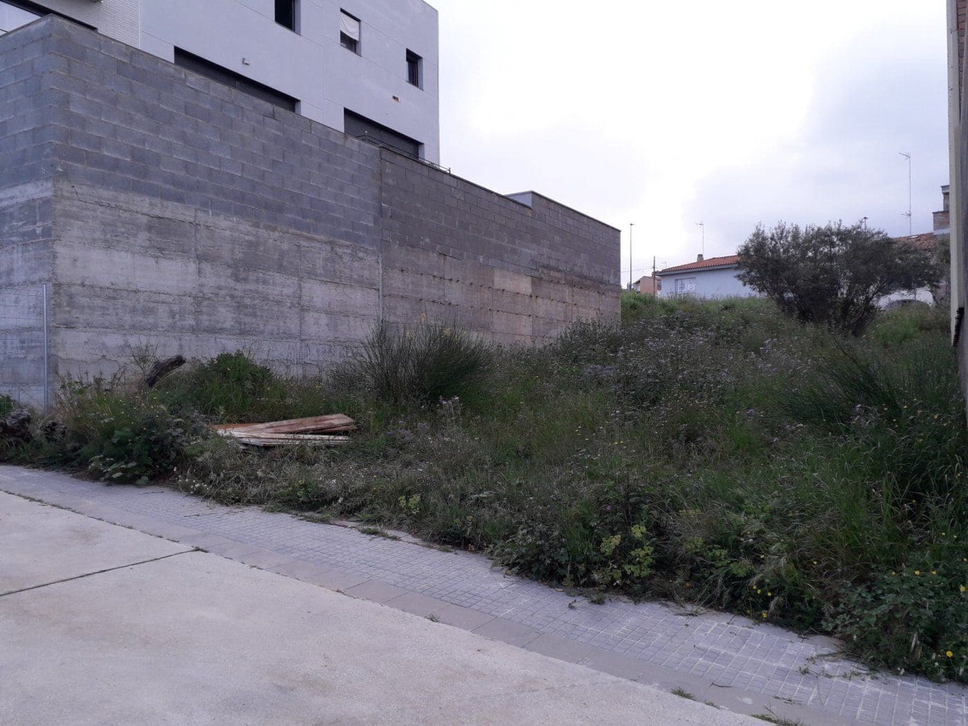 Byggetomt til salgs i Sentmenat - € 80 000 (Ref: 9509990)