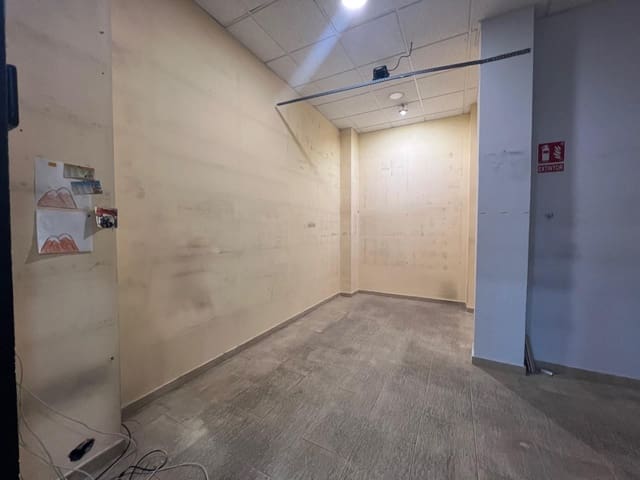 Kommersiell til salgs i Sentmenat - € 140 000 (Ref: 9509994)