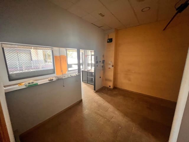 Kommersiell til salgs i Sentmenat - € 140 000 (Ref: 9509994)