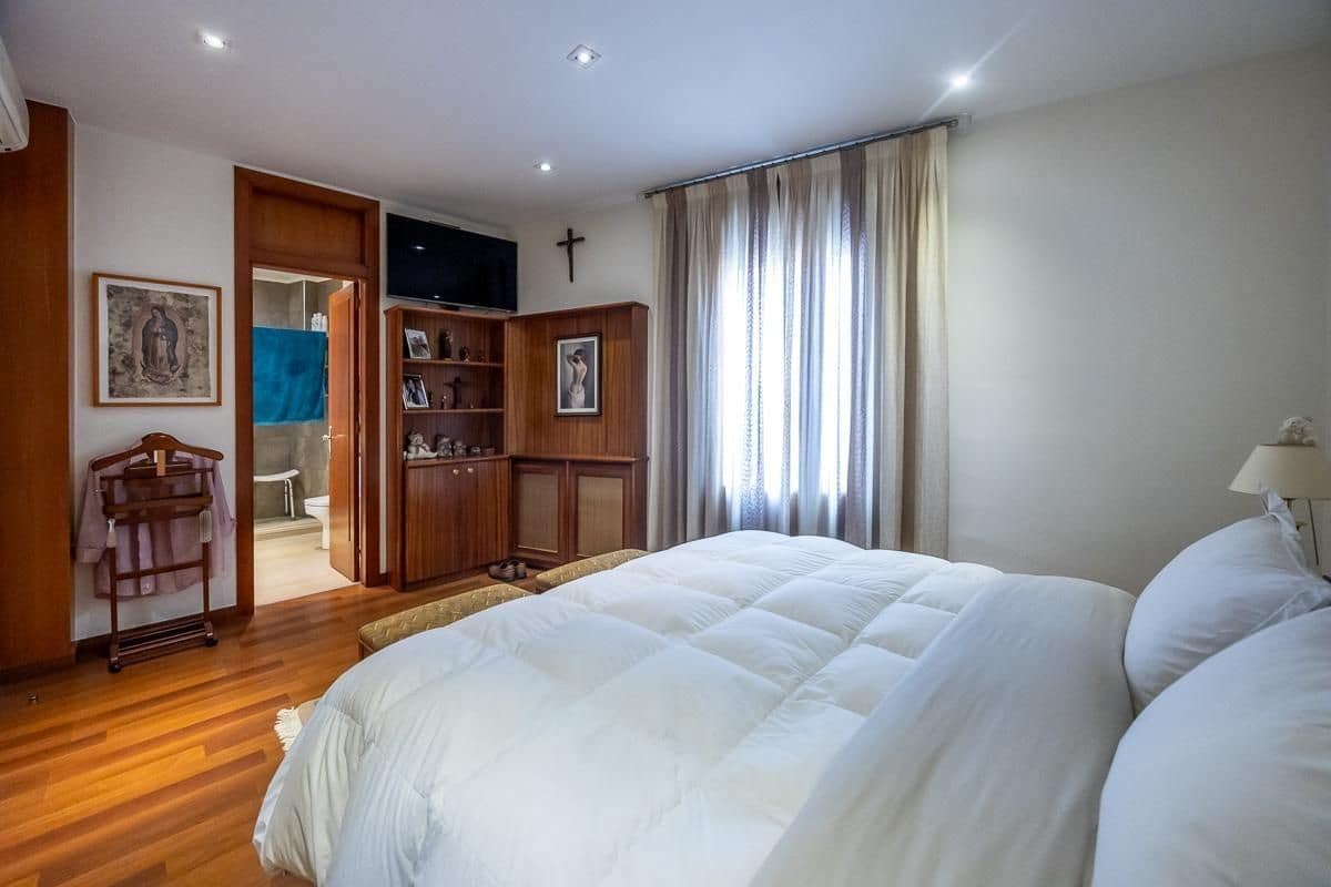 5 bedroom Townhouse for sale in Sabadell with garage - € 985,000 (Ref: 9510014)