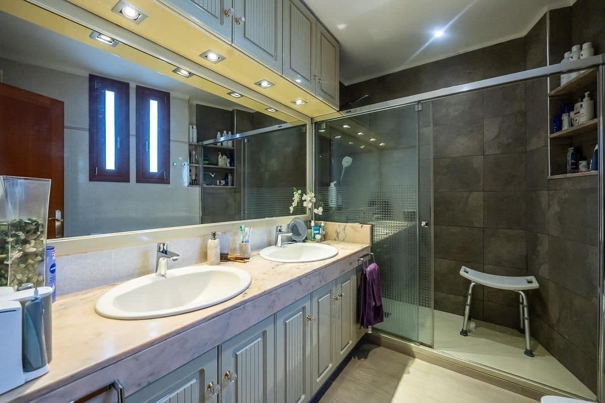 5 bedroom Townhouse for sale in Sabadell with garage - € 985,000 (Ref: 9510014)